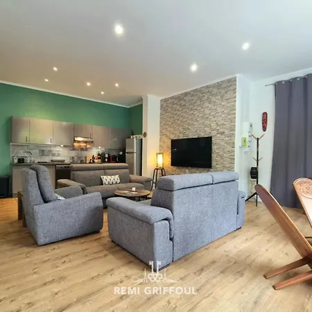 The Center Terrace & Parking 4 Guests