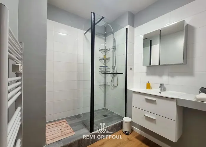 The Center Terrace & Parking 4 Guests *