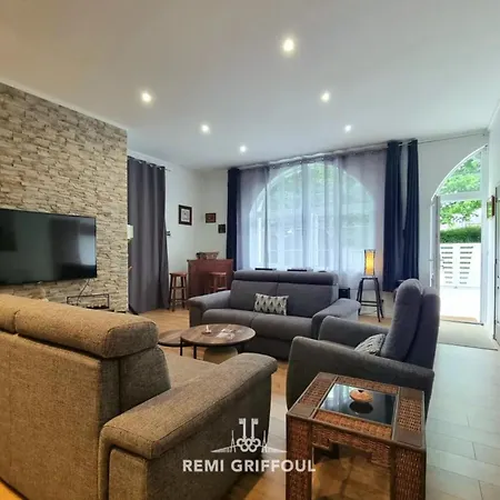 The Center Terrace & Parking 4 Guests