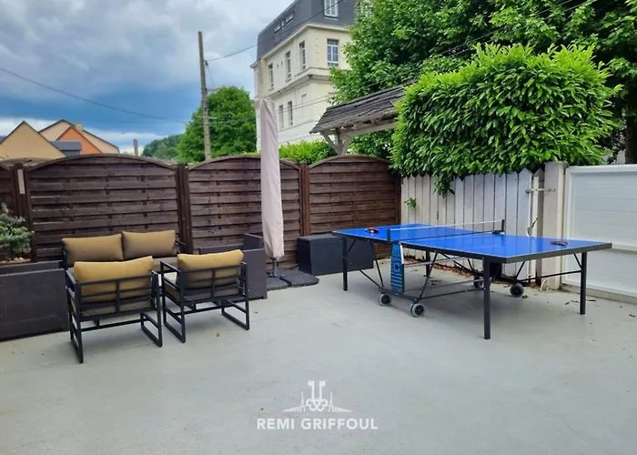 The Center Terrace & Parking 4 Guests