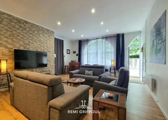 The Center Terrace & Parking 4 Guests